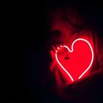 Ein Neon-Herz im Dunkeln