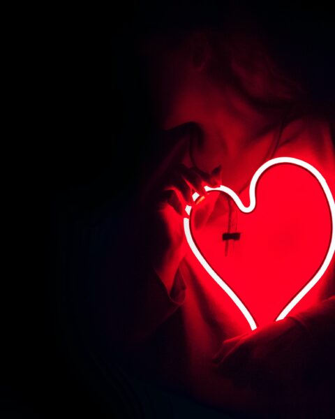 Ein Neon-Herz im Dunkeln